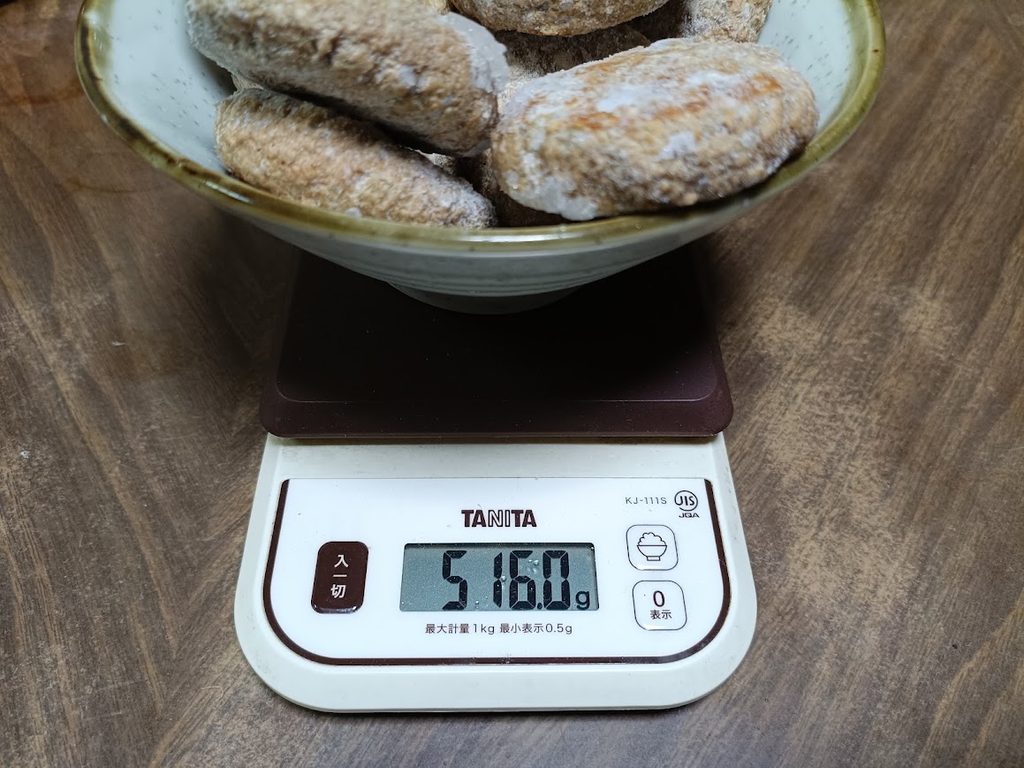 皿に盛った冷凍のハンバーグ全部を、スケールで量っている様子(516.0g)