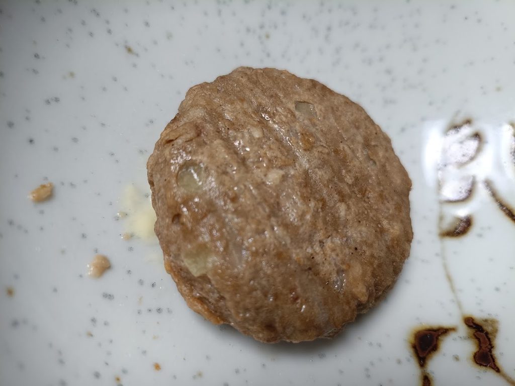 電子レンジで加熱した、皿の上のハンバーグ1個