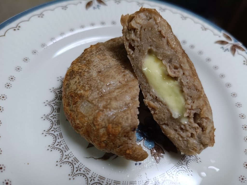 割ったハンバーグの断面。チーズソースが見える