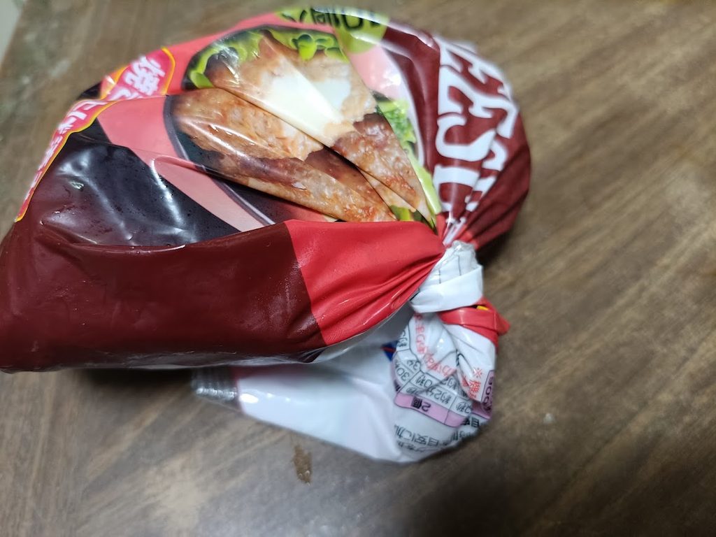 ねじって結んだ、ハンバーグの袋の口