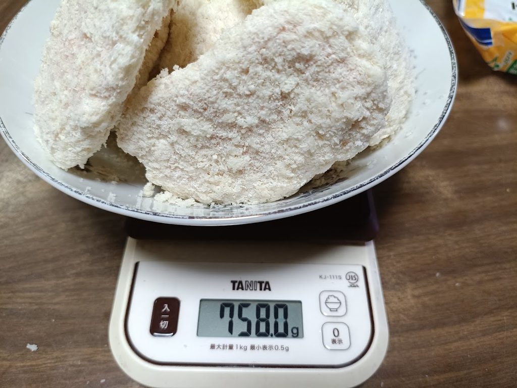 皿に積んだ冷凍のチキンカツ全部を、スケールで量っている様子(758.0g)