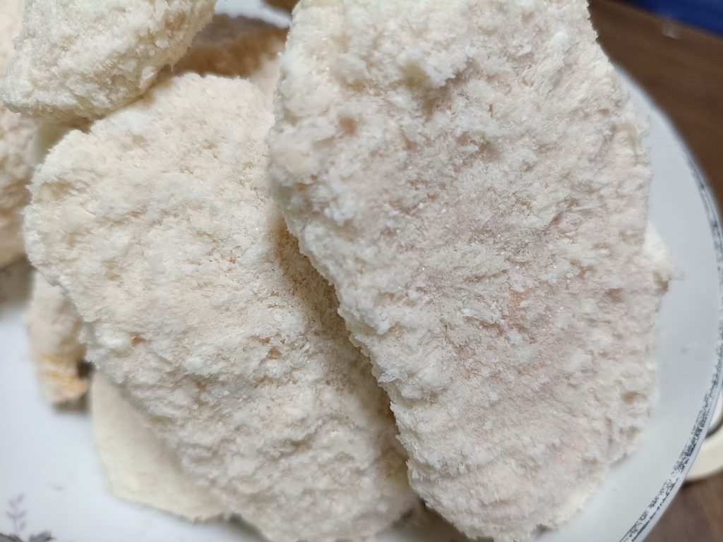 皿に出した、冷凍のままのパン粉付きチキンカツ