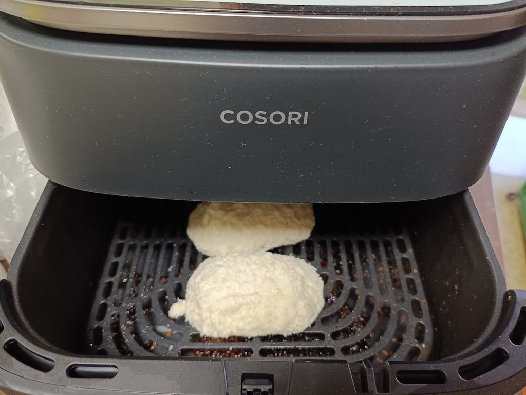 COSORIのノンフライヤーのバスケットに入れた、冷凍のままのチキンカツ2枚