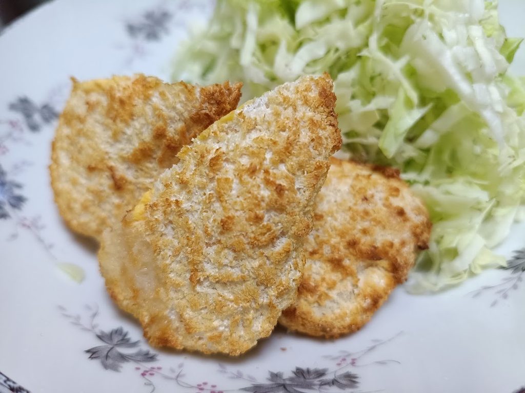 せん切りキャベツを添えた、ノンフライヤーで焼いたチキンカツ