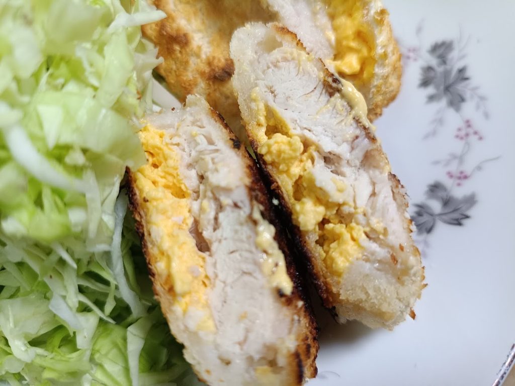 ノンフライヤーで焼いて切った、チキンとチーズが見えるチキンカツの断面