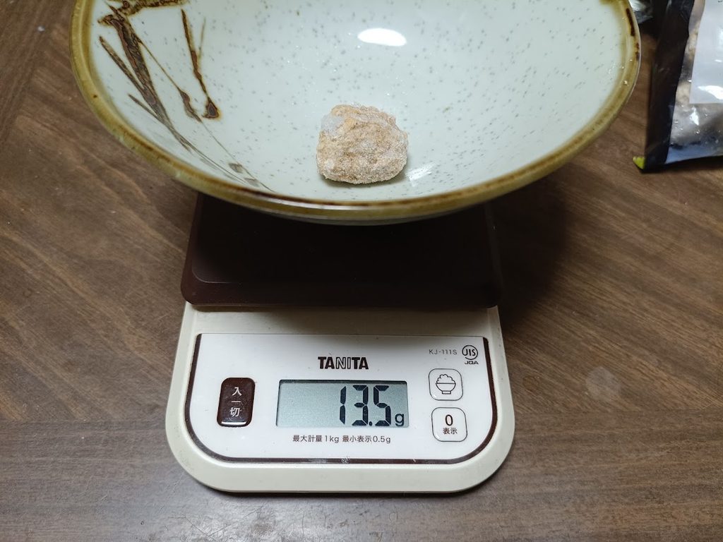鶏だんご1個を量ったスケール