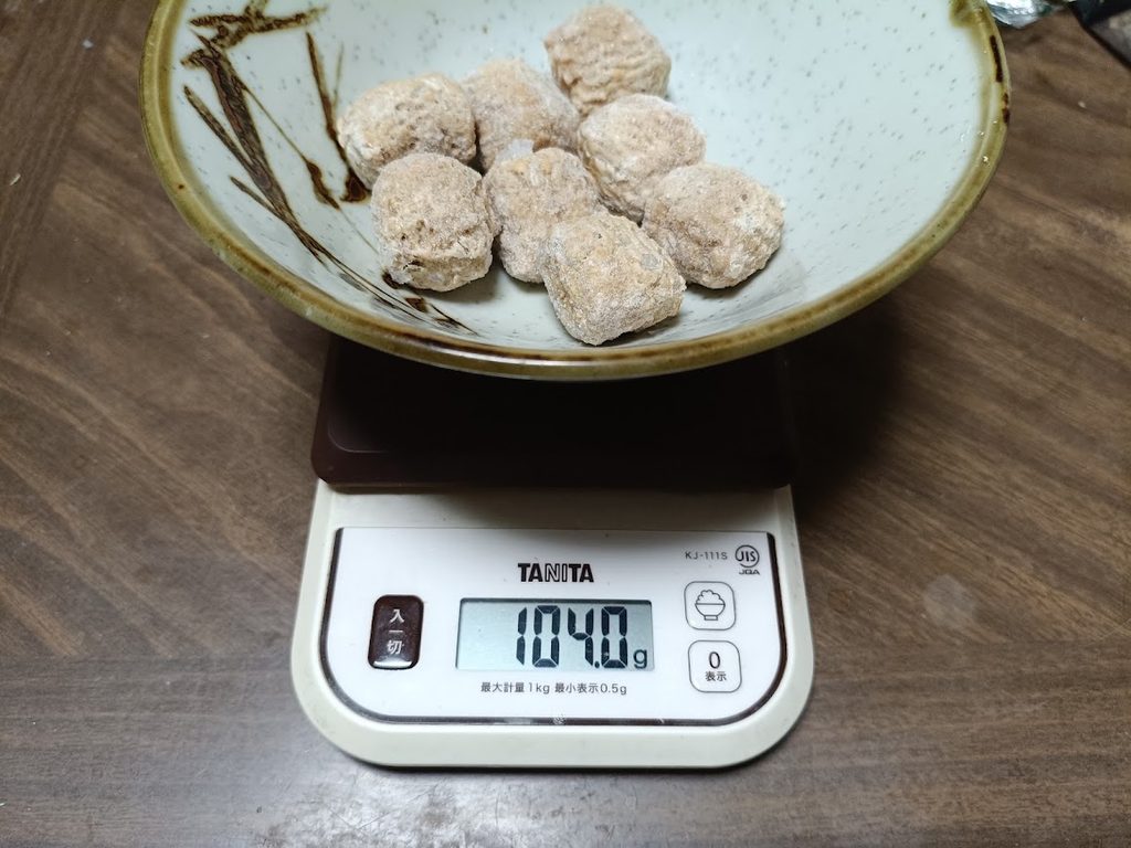 鶏だんご8個を量ったスケール