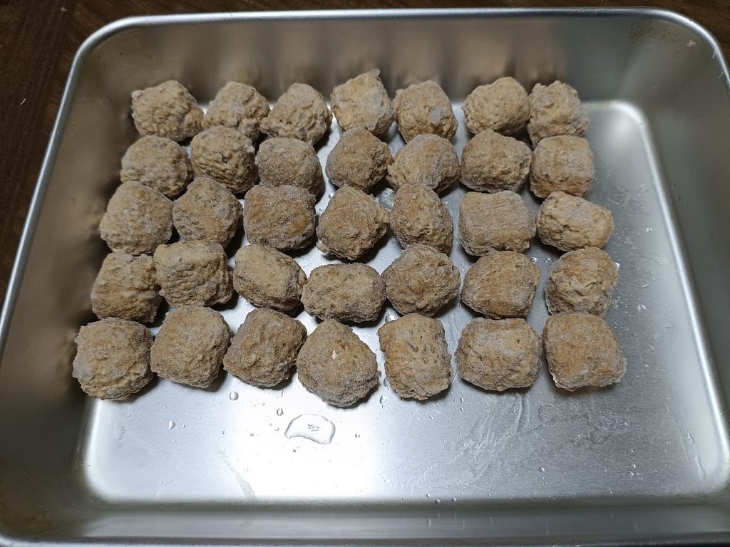 トレーに並べた鶏だんご35個