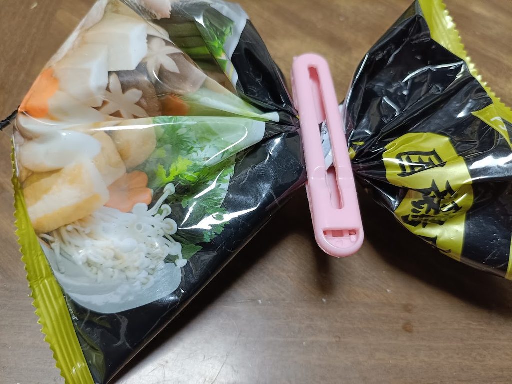 クリップで口を留めた鶏だんごの袋