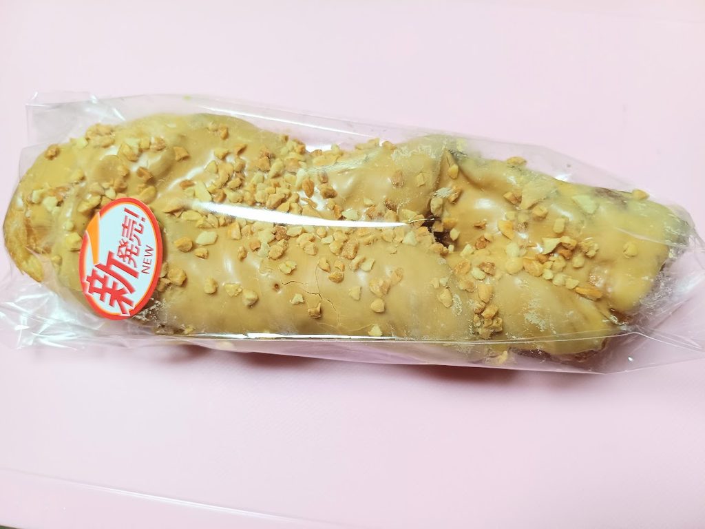 袋に入ったピーナッツデニッシュと「新発売! NEW」のシール