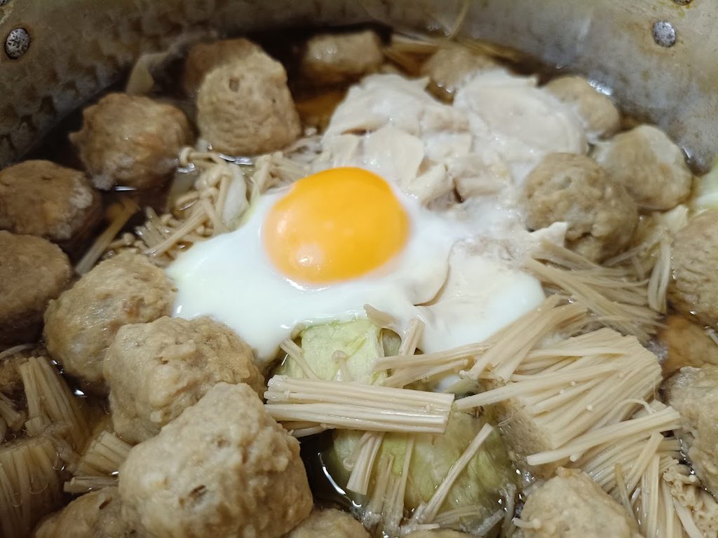 鶏だんごと野菜を煮た醤油もつ鍋