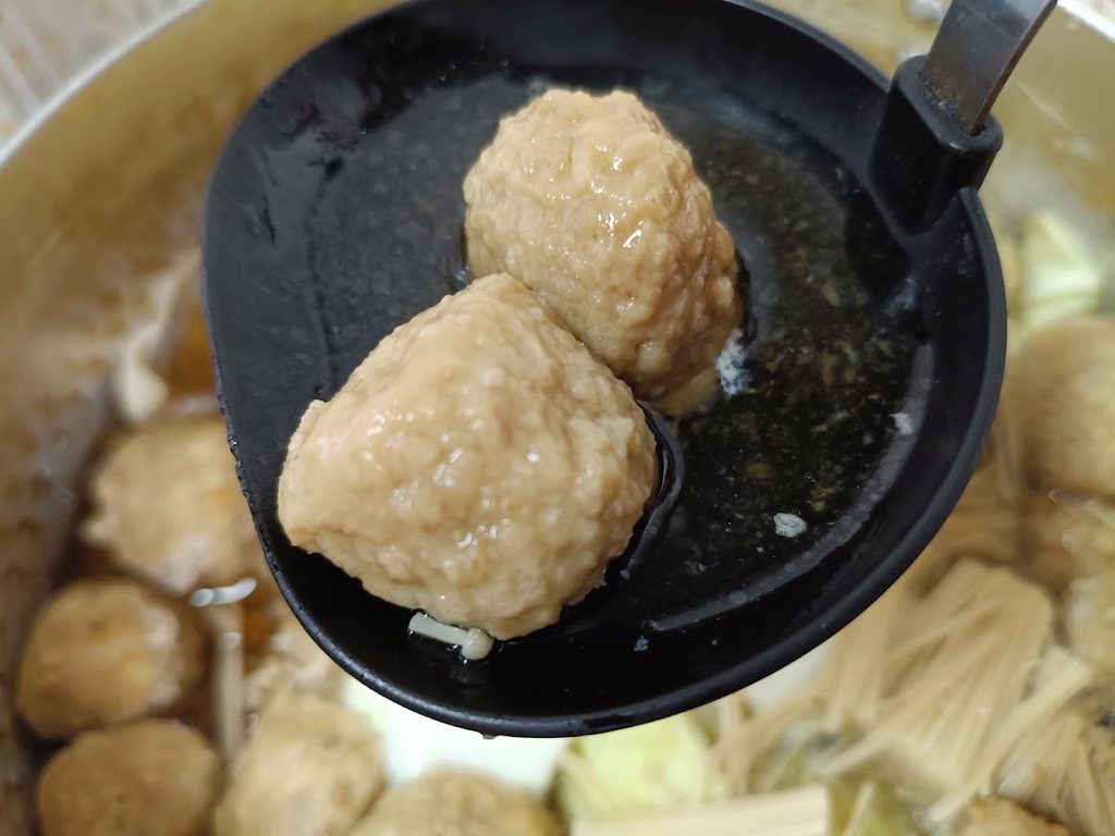 おたまに乗せた鶏だんご
