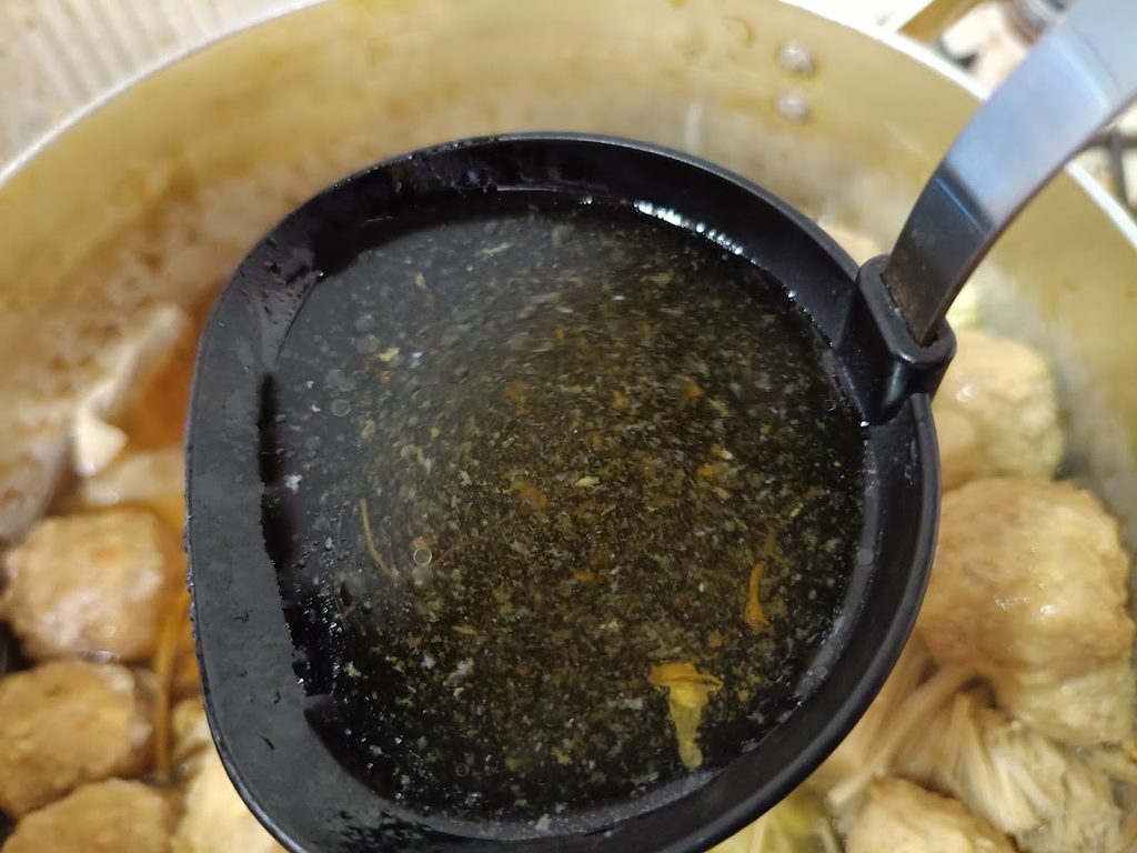 おたまですくった醤油のつゆ