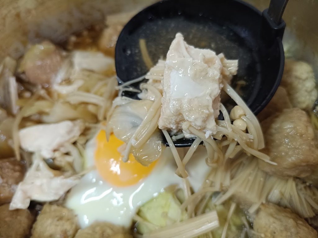おたまで持ち上げた鍋の具