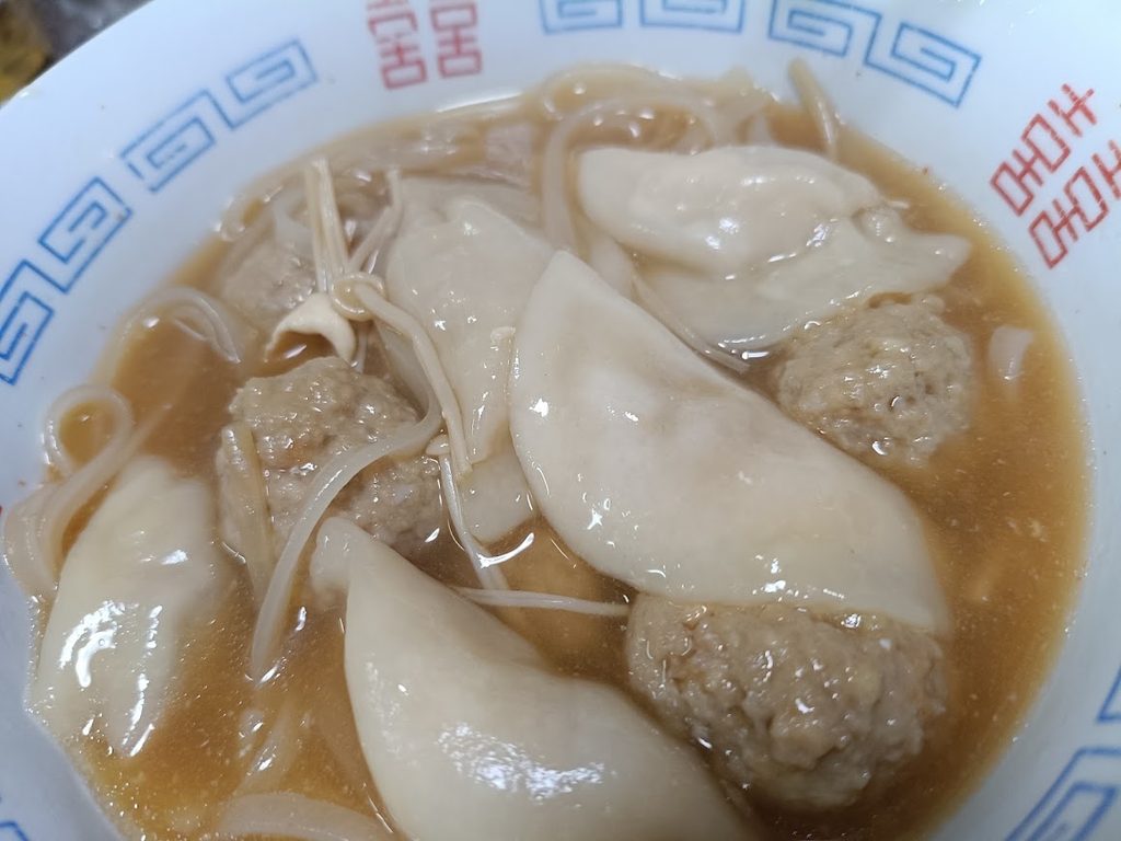 器に入れた水餃子と鶏だんご
