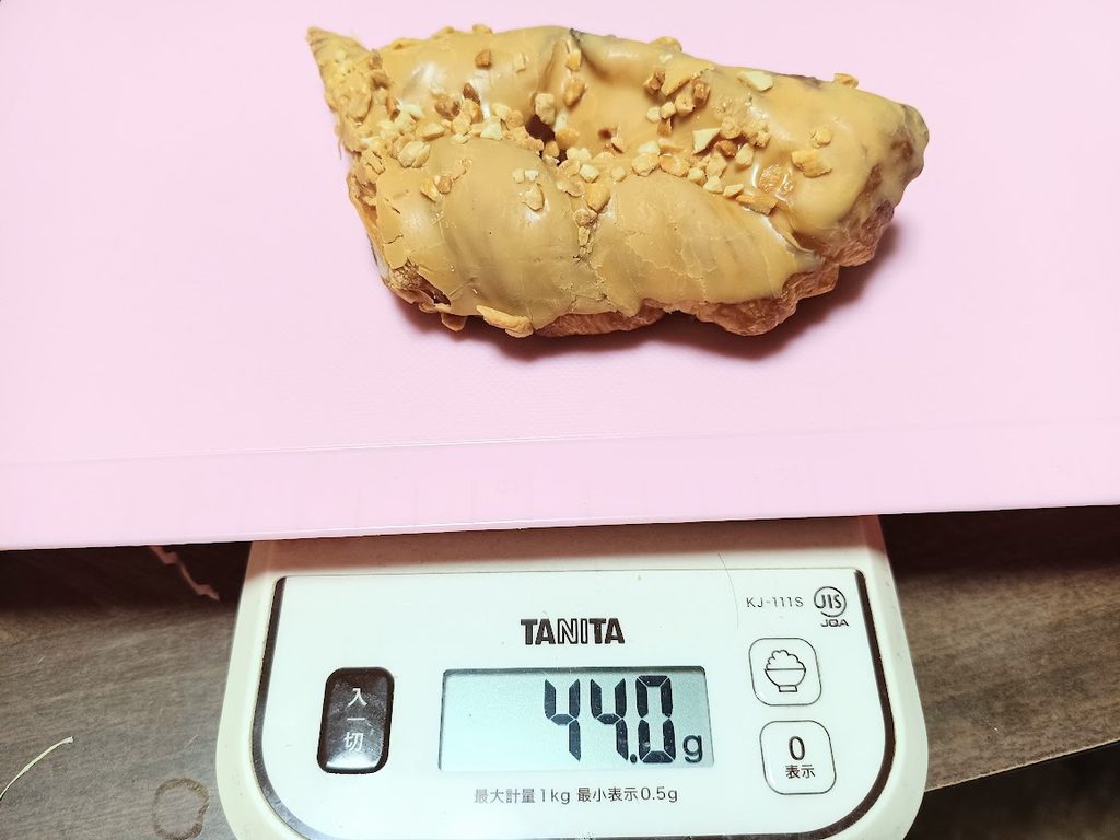 半分のピーナッツデニッシュを量ったスケール