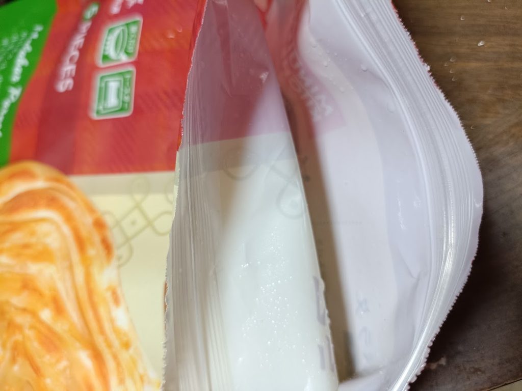 チャック付きの袋を開けたところ