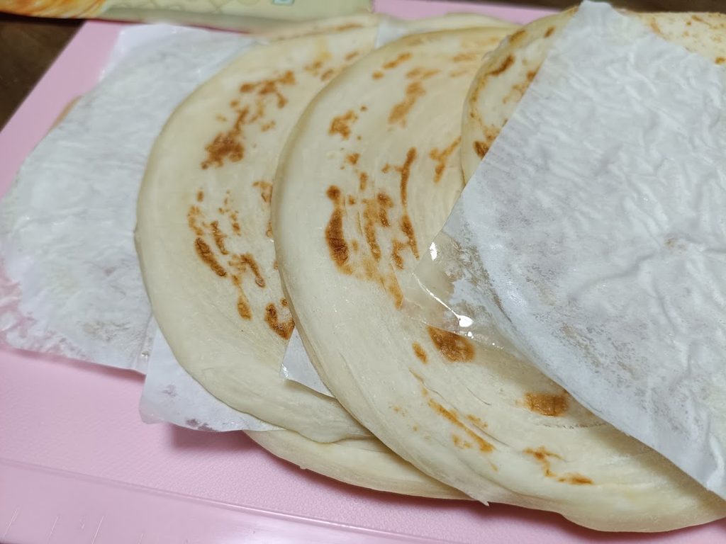 シートに1枚ずつ挟まれたマラバルパラタ