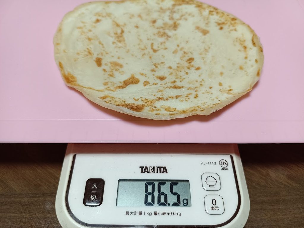 凍ったままのマラバルパラタ1枚を量ったスケール