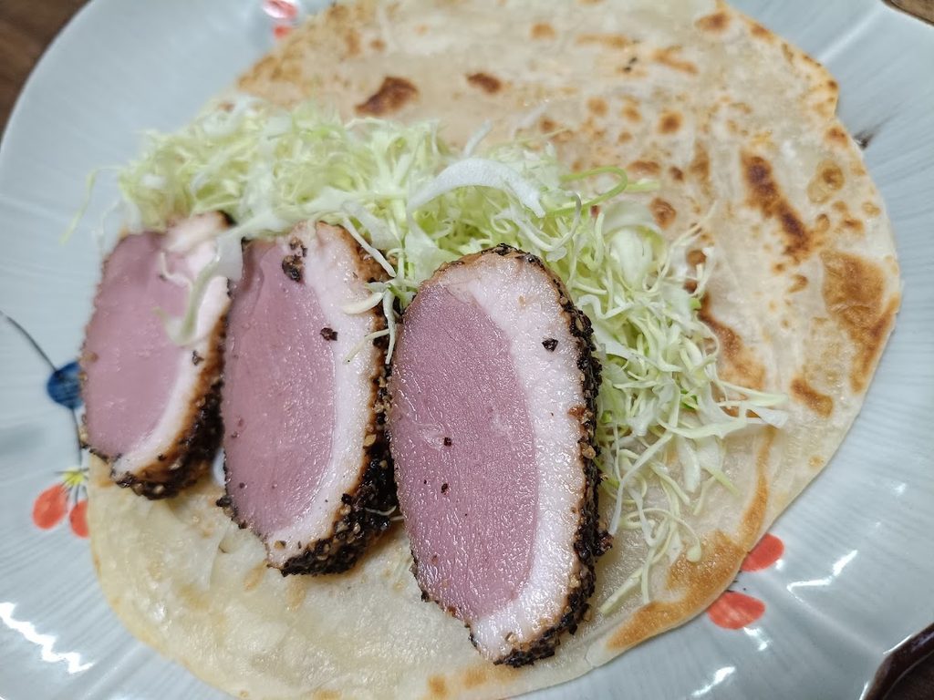 マラバルパラタに合鴨のパストラミとキャベツを乗せたところ