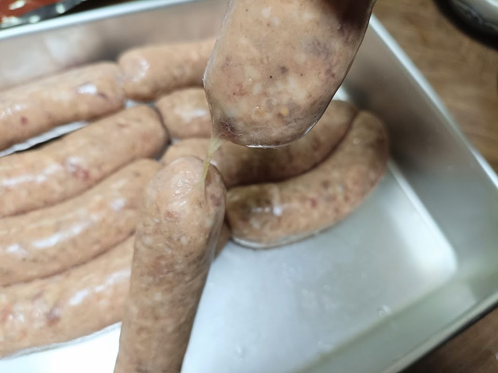 つながった生フランクを持ち上げたところ