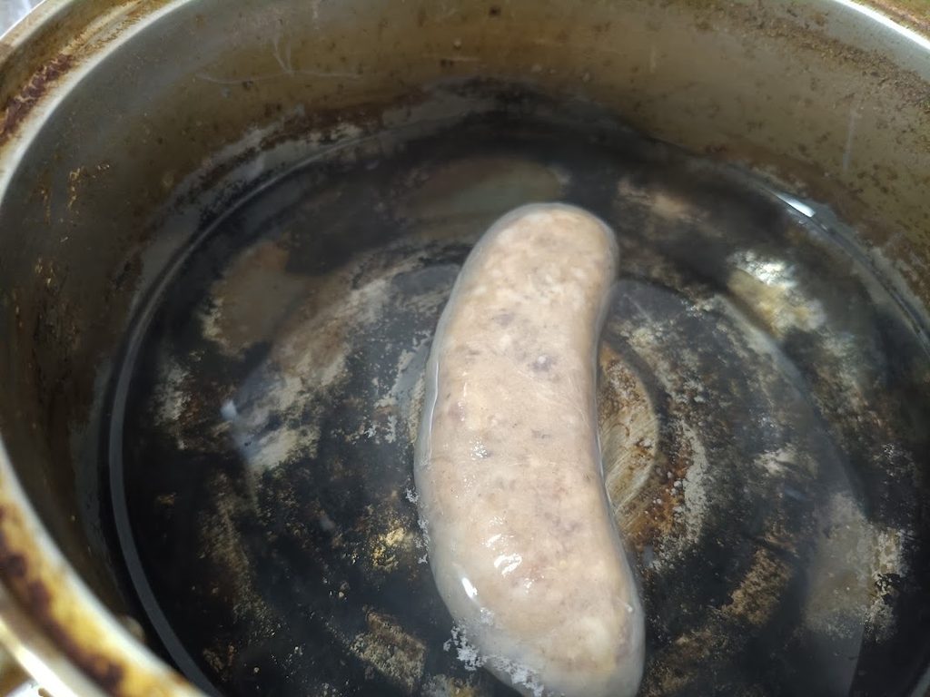 鍋でボイルしている生フランク