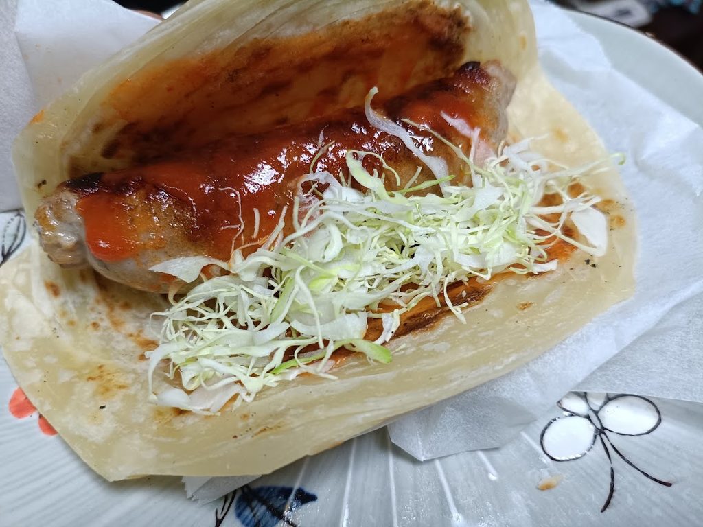 フランクとキャベツとシラチャーソースを挟んだマラバルパラタ