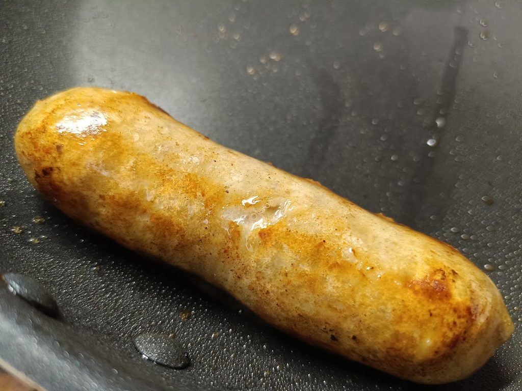 フライパンで焼き色がついたフランク